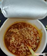 泡面的桶用开水烫有毒吗