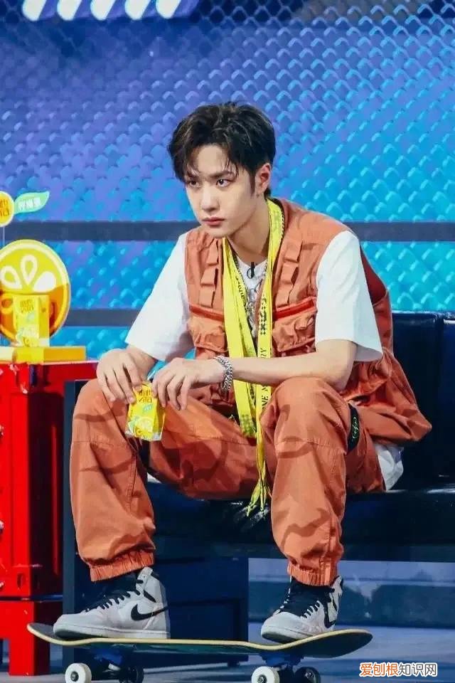 耐克腰包真假对比