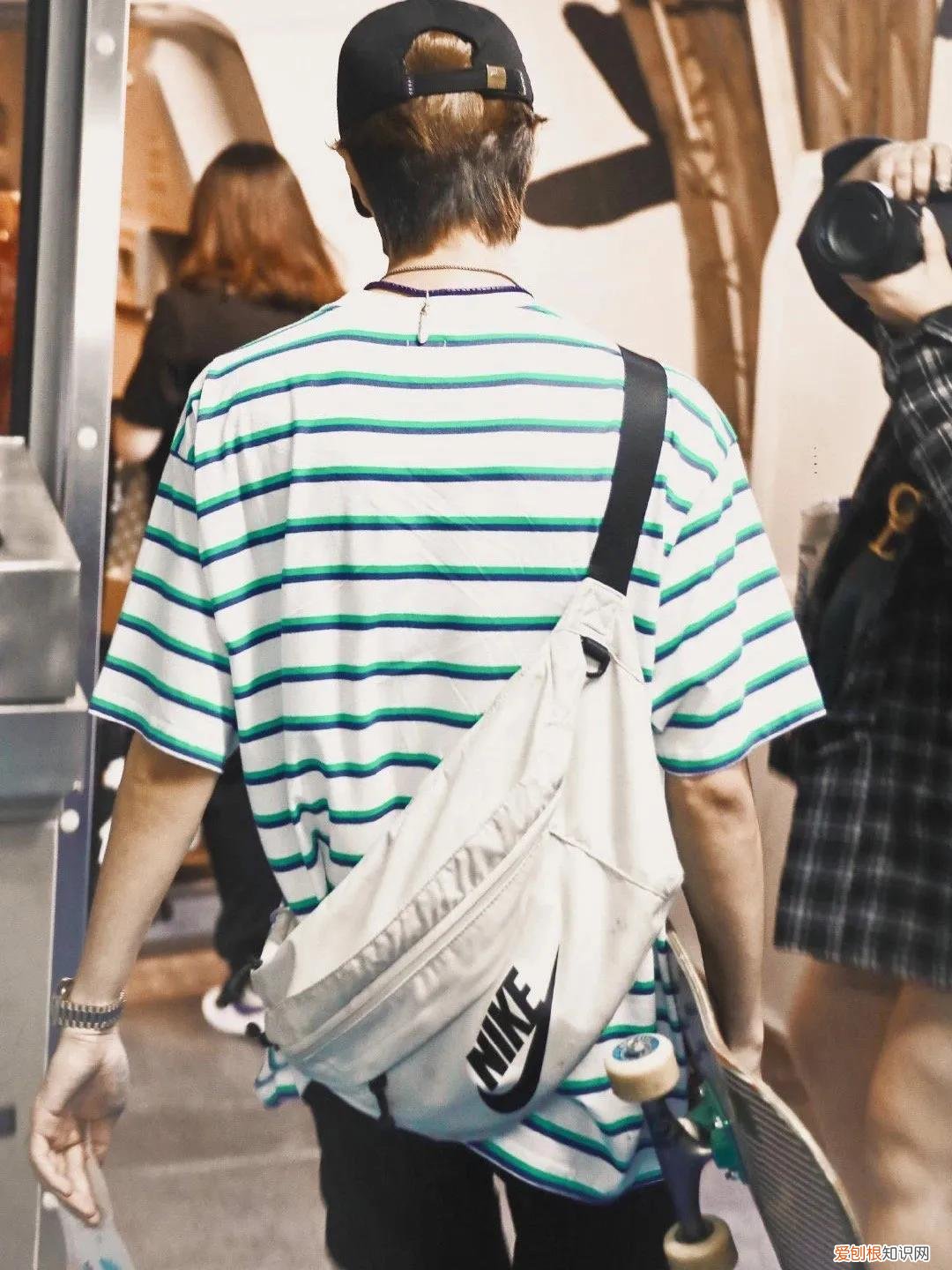 耐克腰包真假对比