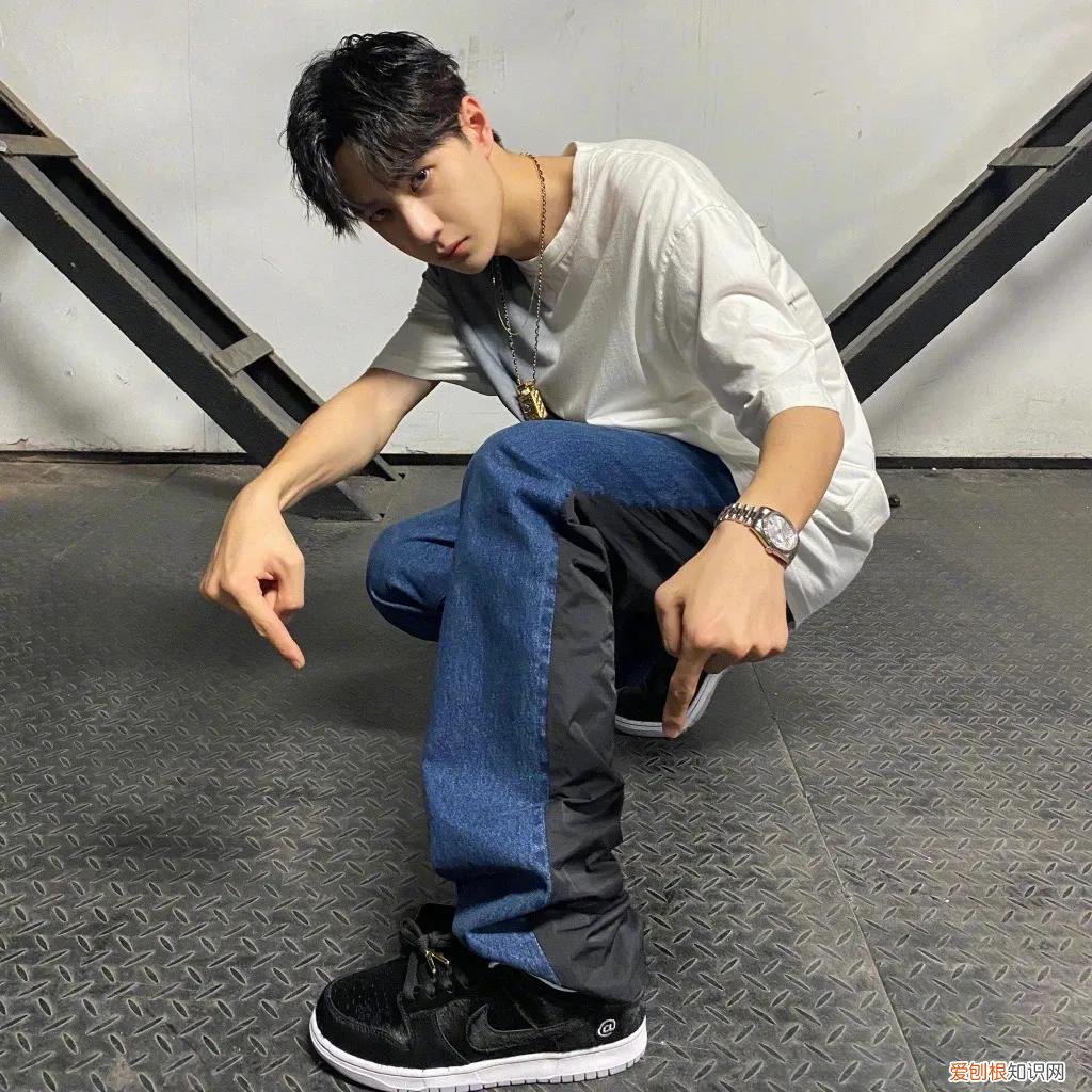 耐克腰包真假对比