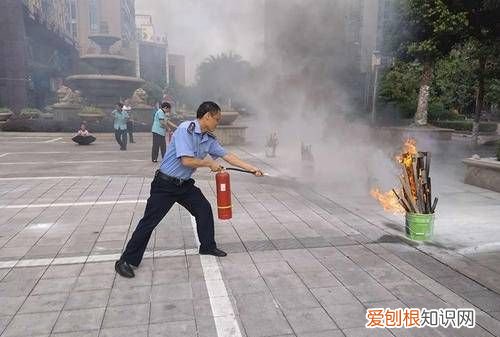 用灭火器进行灭火的最佳位置是