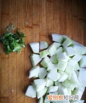 炒冬瓜怎么做好吃，冬瓜要配什么炒好吃
