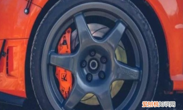 汽车有几个刹车片