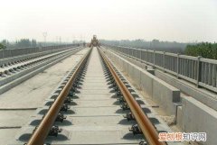 高铁和动车是在同一铁轨上运行