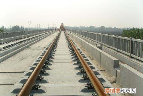 高铁和动车是在同一铁轨上运行