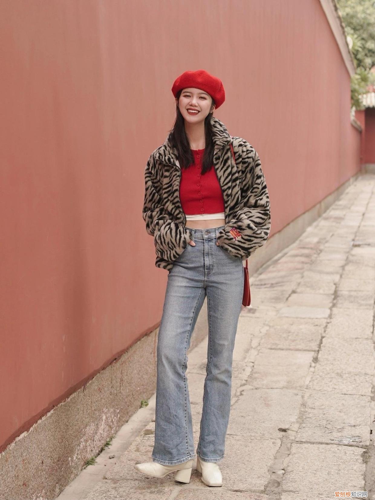 豹纹短外套搭配米色阔腿裤可以么?