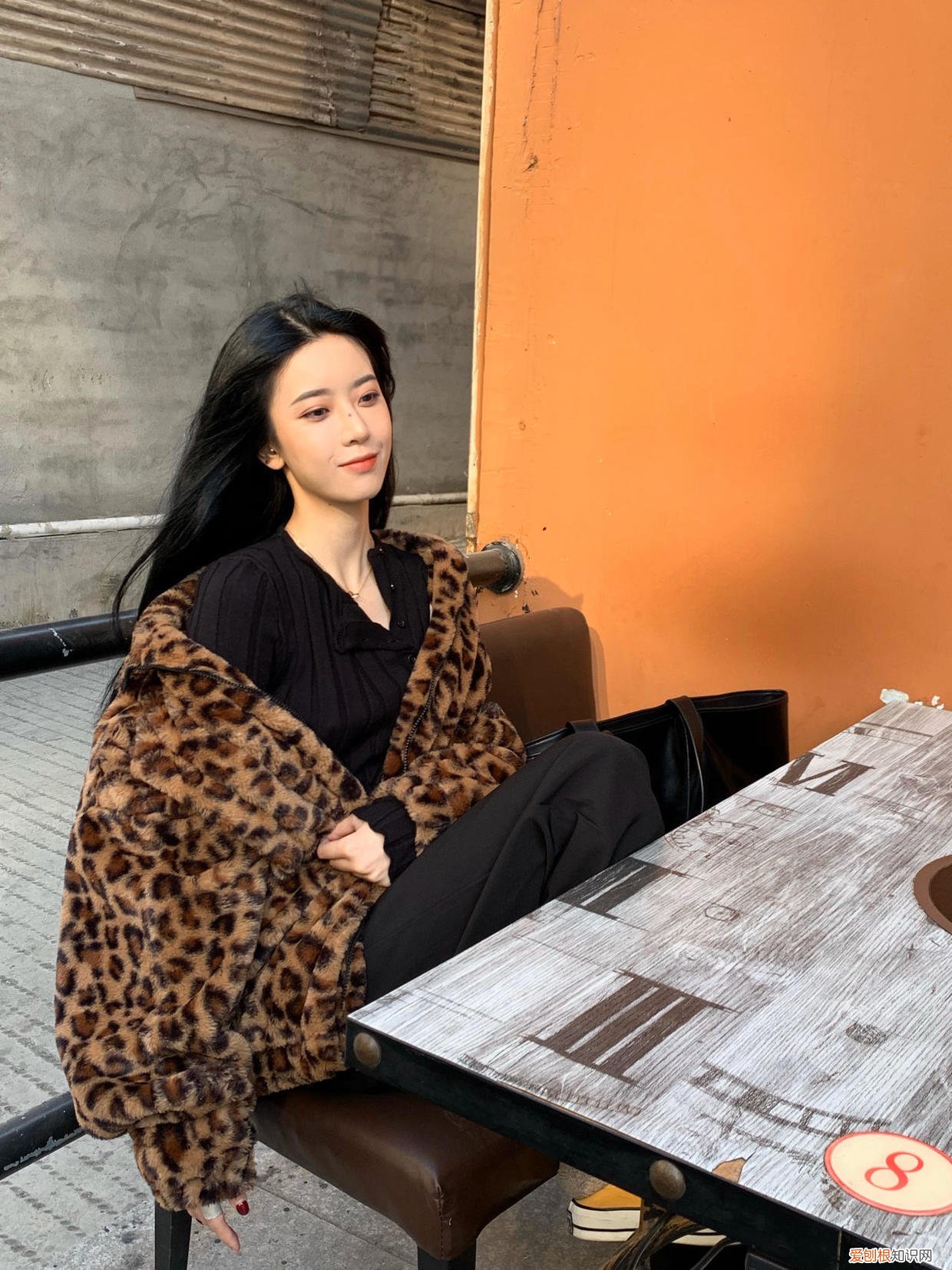 豹纹短外套搭配米色阔腿裤可以么?