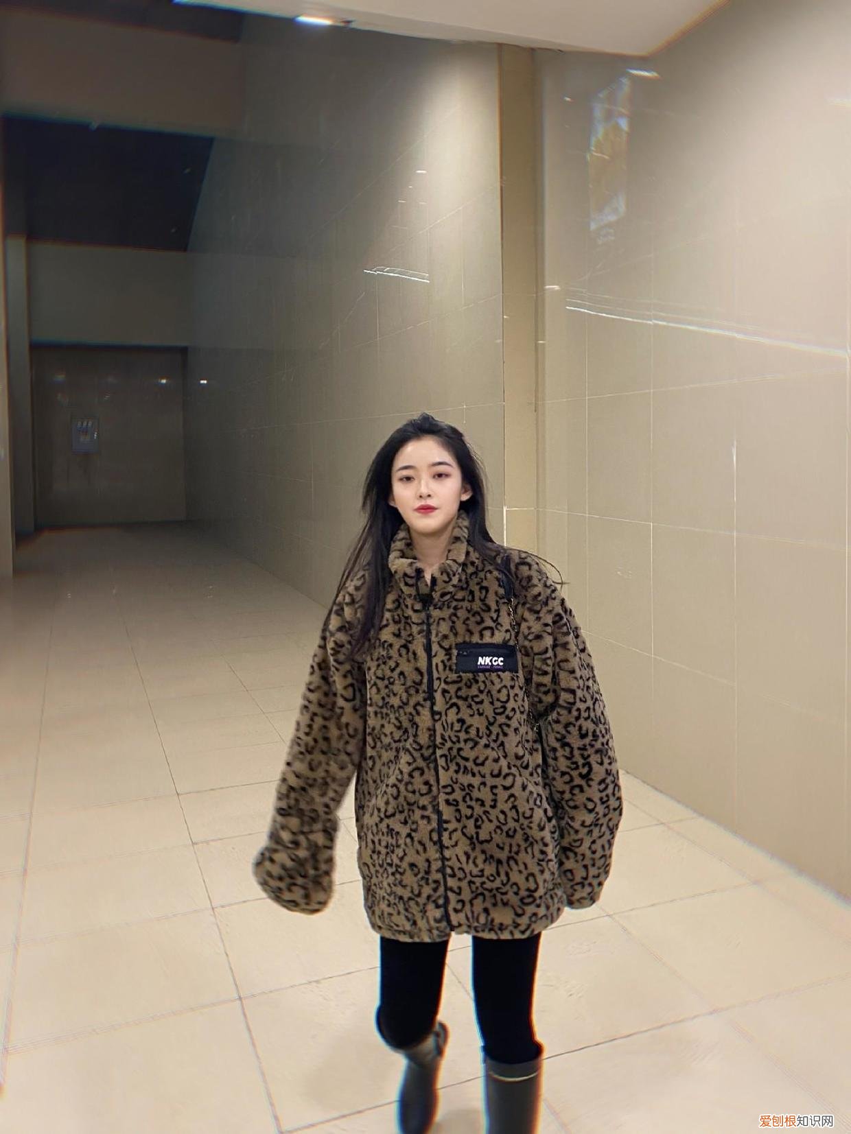 豹纹短外套搭配米色阔腿裤可以么?