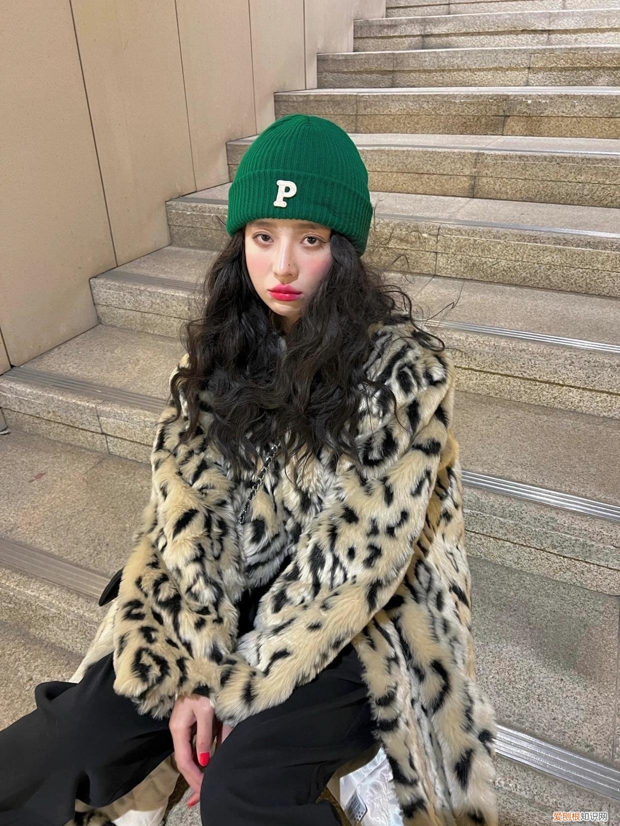 豹纹短外套搭配米色阔腿裤可以么?