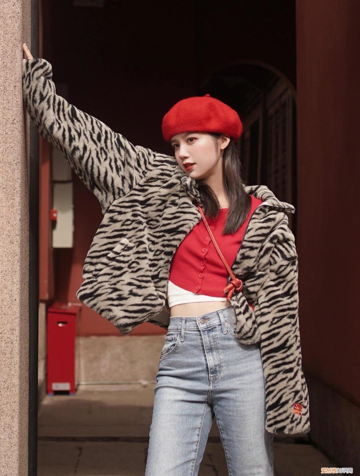 豹纹短外套搭配米色阔腿裤可以么?