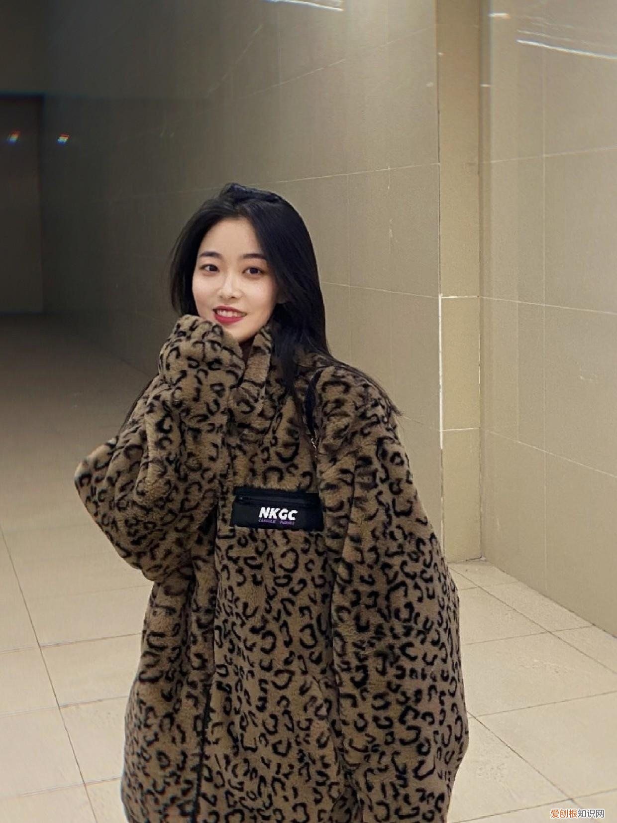 豹纹短外套搭配米色阔腿裤可以么?