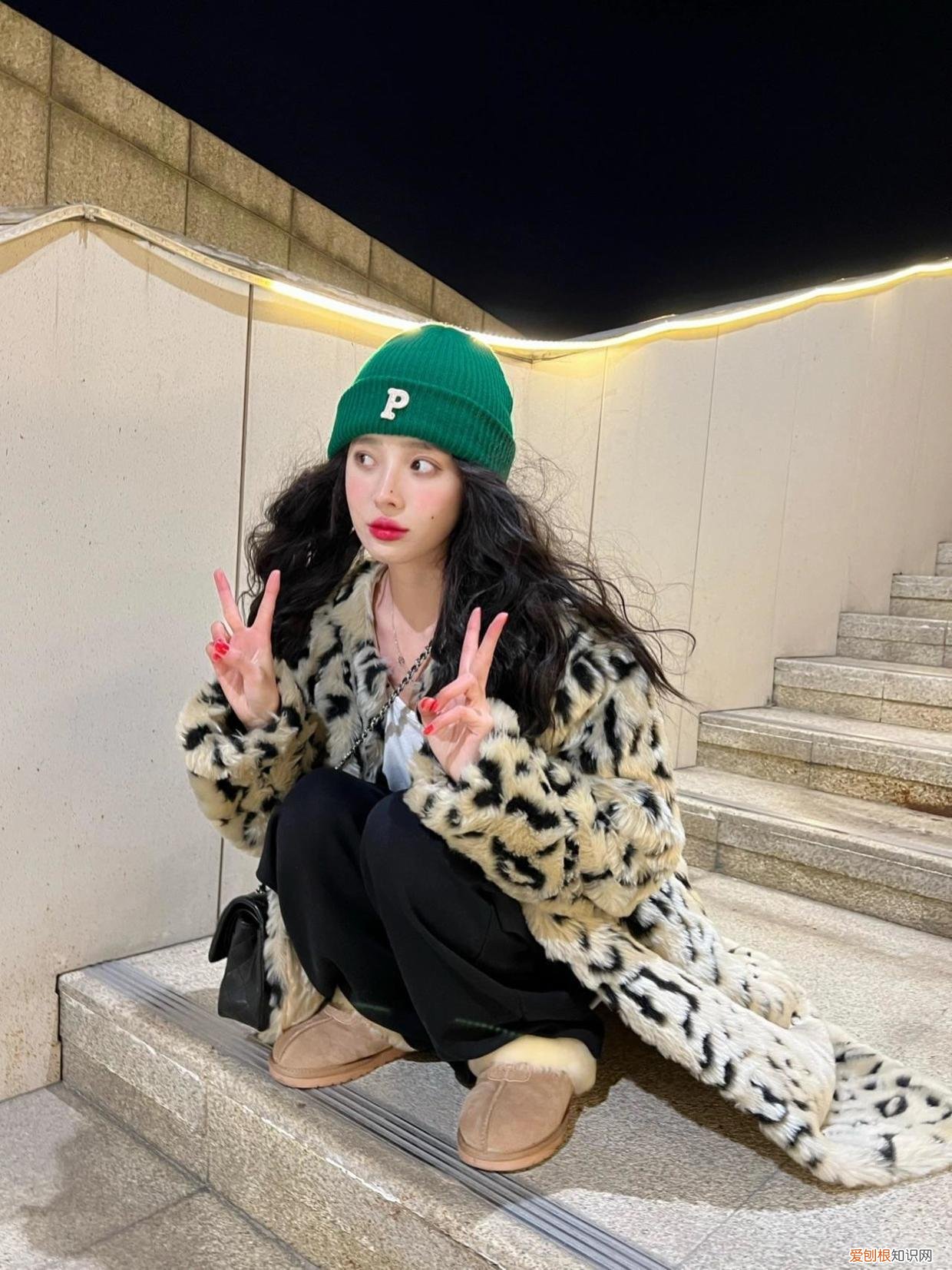 豹纹短外套搭配米色阔腿裤可以么?