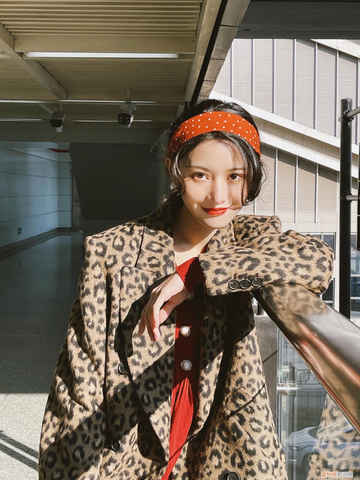 豹纹短外套搭配米色阔腿裤可以么?