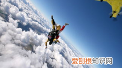 跳伞怎么开伞，空降跳伞一般是在离开飞机后多久打开降落伞的