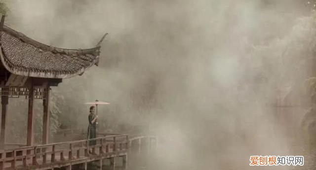 倚楼听雨是什么意思