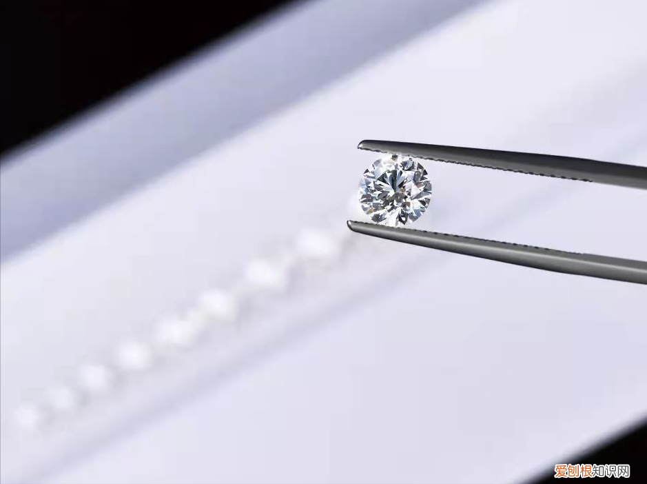 50分裸钻价格多少钱?大牌还是定制如何选择?业内人士爆料,这样选性价比更高