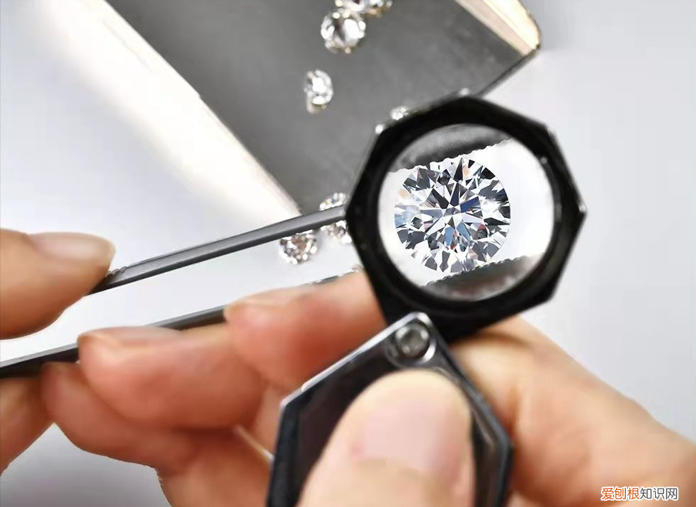 50分裸钻价格多少钱?大牌还是定制如何选择?业内人士爆料,这样选性价比更高