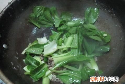 肉丝蛋炒饭怎么做,青椒肉丝蛋炒饭的做法