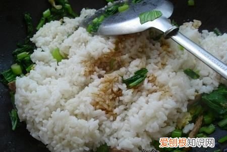 肉丝蛋炒饭怎么做,青椒肉丝蛋炒饭的做法