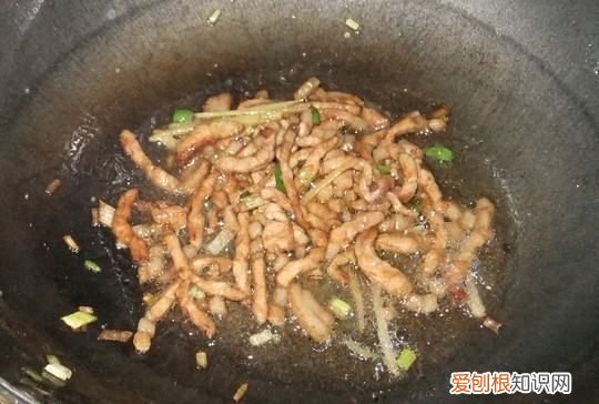 肉丝蛋炒饭怎么做,青椒肉丝蛋炒饭的做法