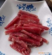 肉丝蛋炒饭怎么做，青椒肉丝蛋炒饭的做法