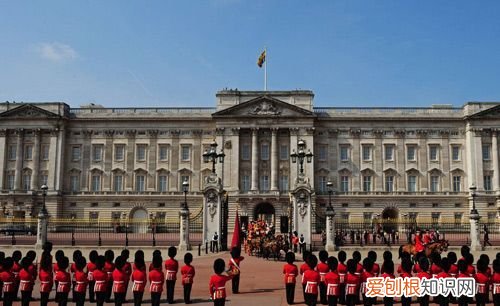 白金漢宮在哪個(gè)國家，白金漢宮和凡爾賽宮誰大