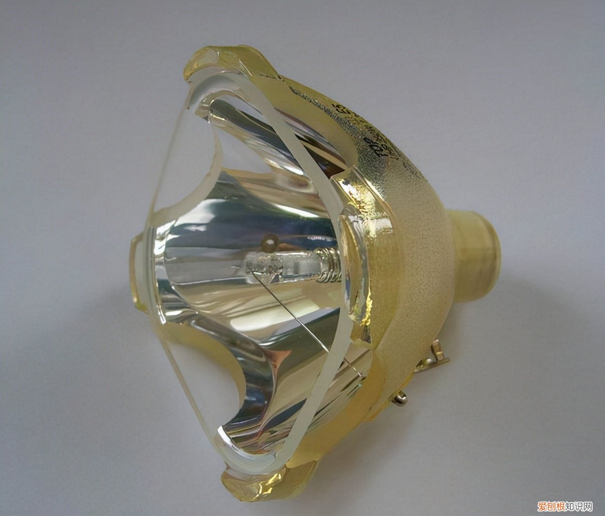 投影燈泡多少錢一個(gè)？這四款熱門評(píng)測(cè)分享，教你如何選擇適合自己的燈泡