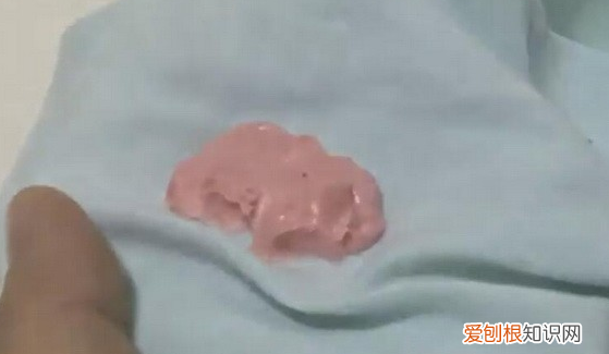 泡泡糖粘在身上怎么弄掉,泡泡糖弄到衣服上怎么才能弄下来