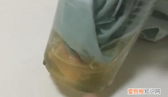 泡泡糖粘在身上怎么弄掉,泡泡糖弄到衣服上怎么才能弄下来
