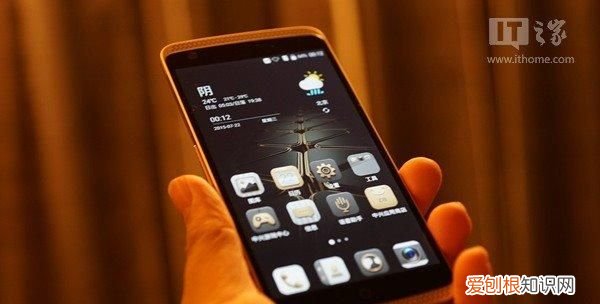 全新的中兴axon天机智能手机