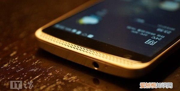 全新的中兴axon天机智能手机