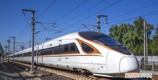 火車動(dòng)力靠什么，火車貨車?yán)浂嗫渴裁磩?dòng)力