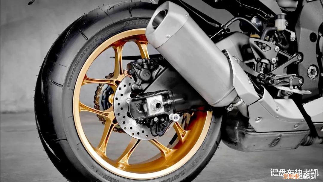 r1摩托車多少錢一輛？全新發(fā)布的這款，有著非常亮眼的黑科技