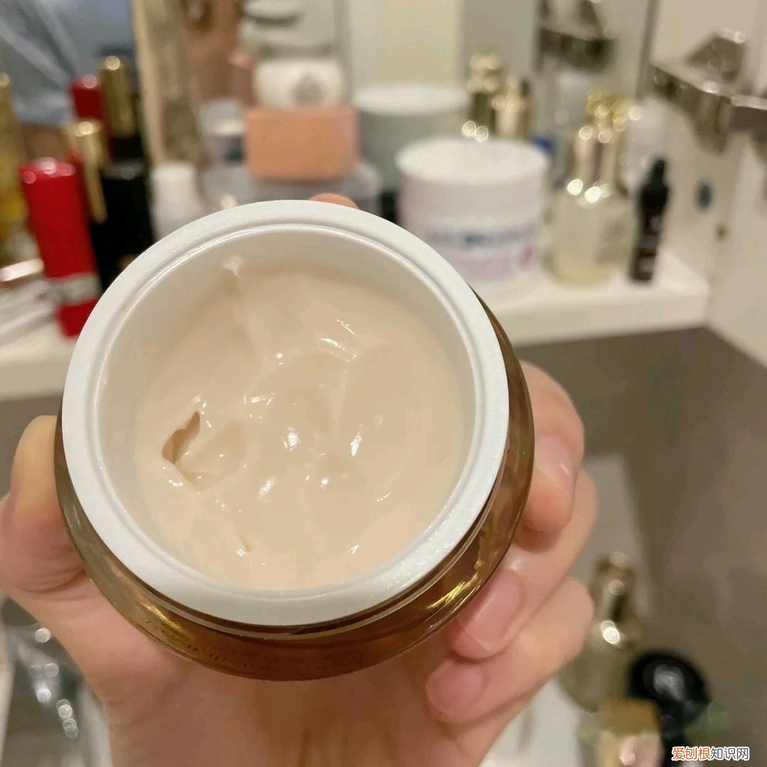 雅诗兰黛保湿面霜哪款好?一招教你怎么选择适合自己年龄的护肤用品!