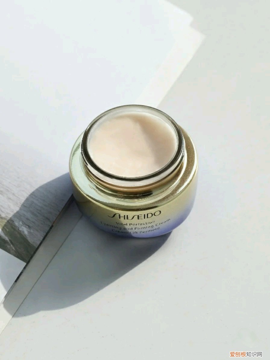 雅诗兰黛保湿面霜哪款好?一招教你怎么选择适合自己年龄的护肤用品!