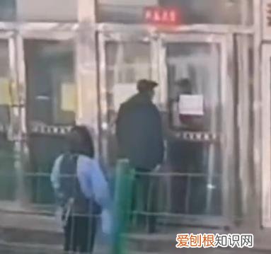 老人在超市门口哀求买菜?当地回应