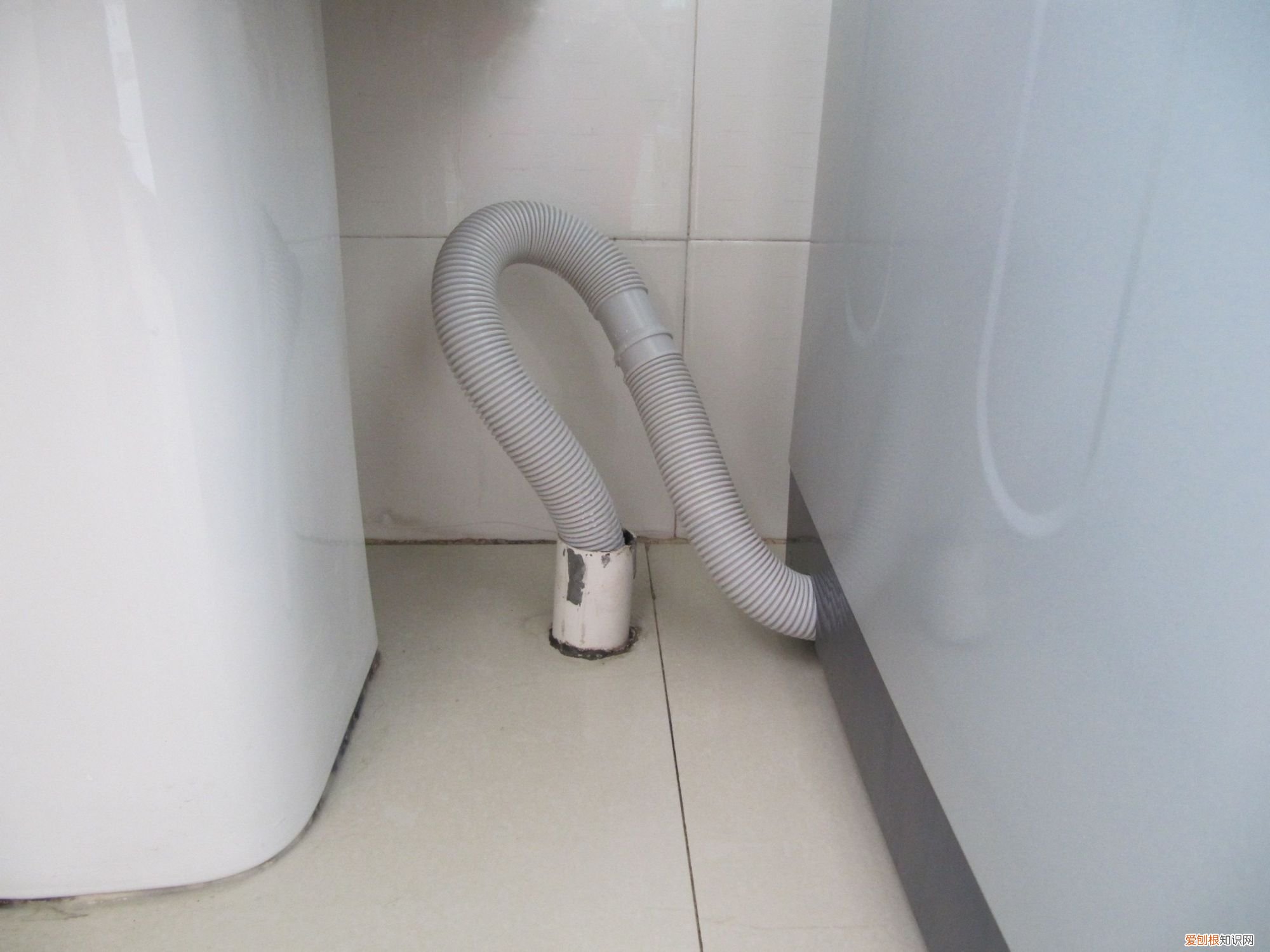 洗衣机排水管不要直接插在地漏里(详细解释其原因,不要再犯错了)