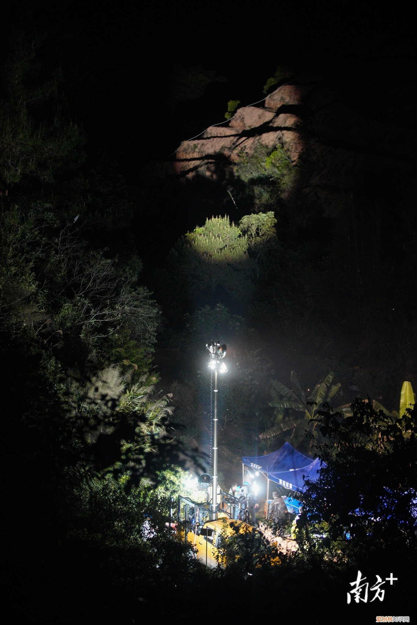 彻夜搜救！东航坠机现场发现更多飞机残骸，尚未发现机上失联人员