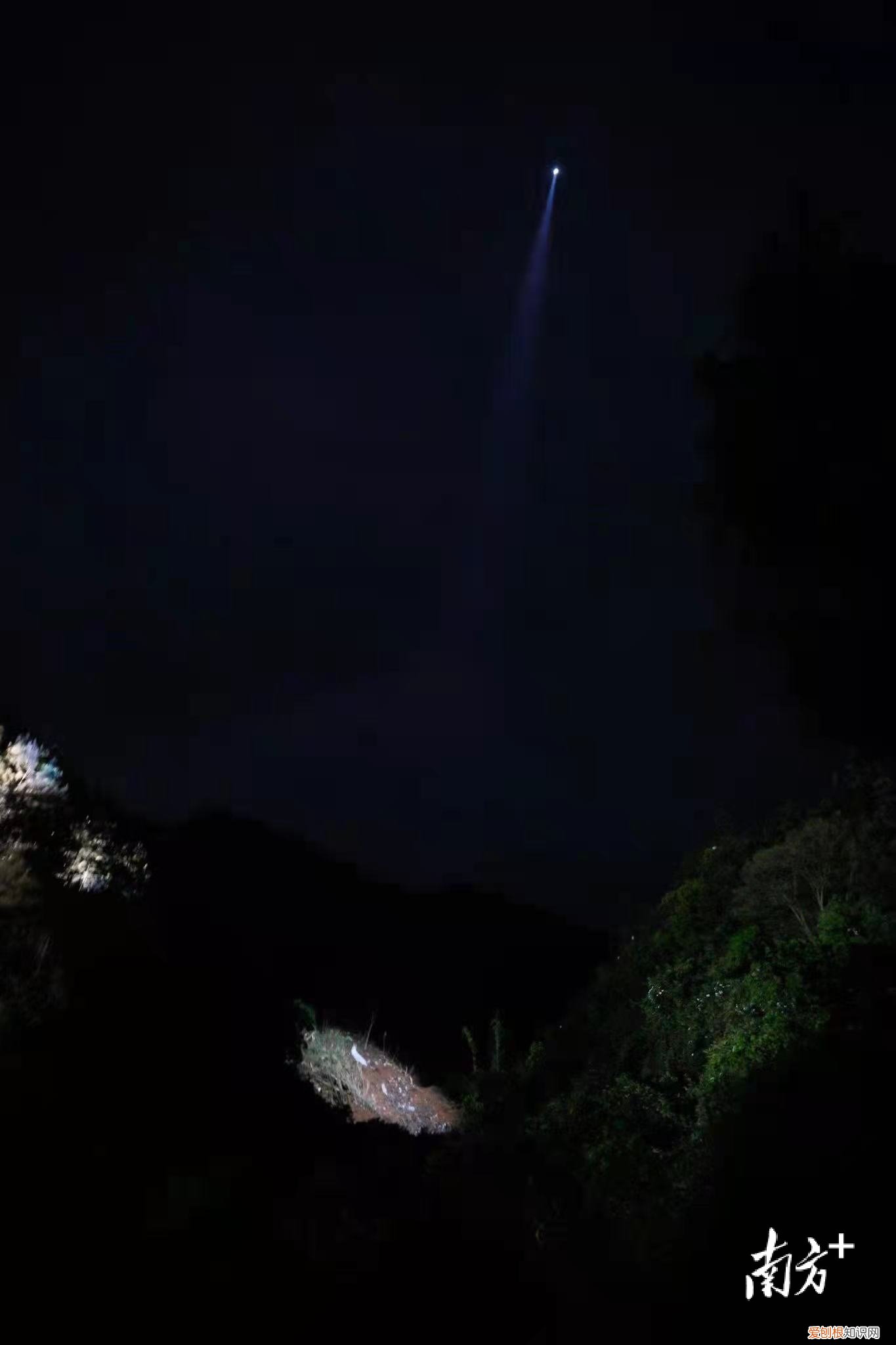 彻夜搜救！东航坠机现场发现更多飞机残骸，尚未发现机上失联人员