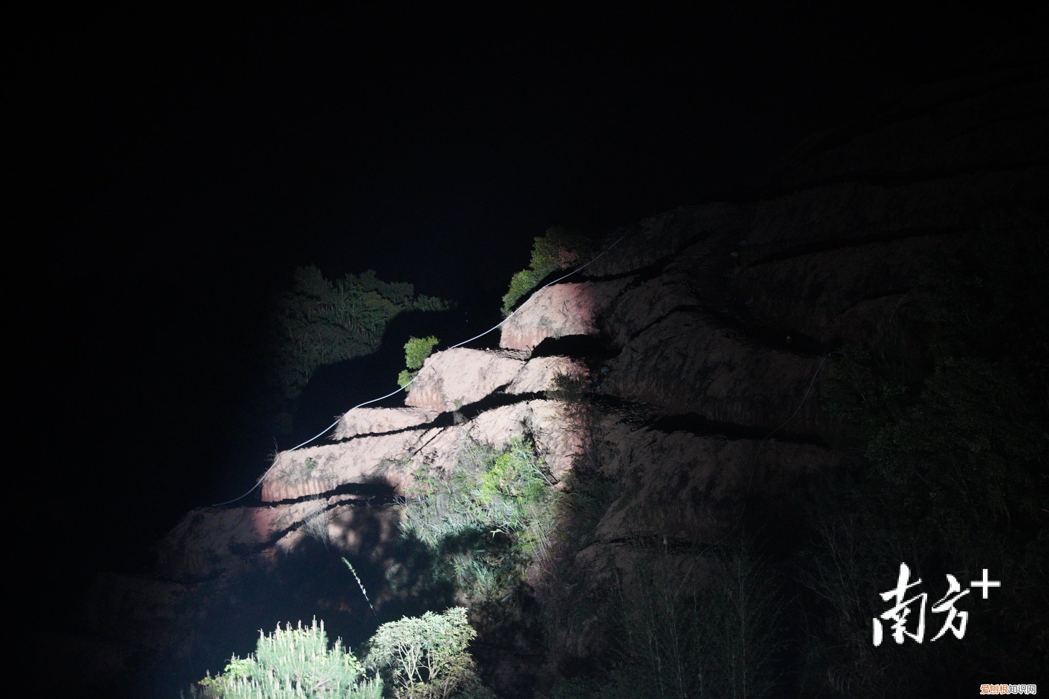 彻夜搜救！东航坠机现场发现更多飞机残骸，尚未发现机上失联人员