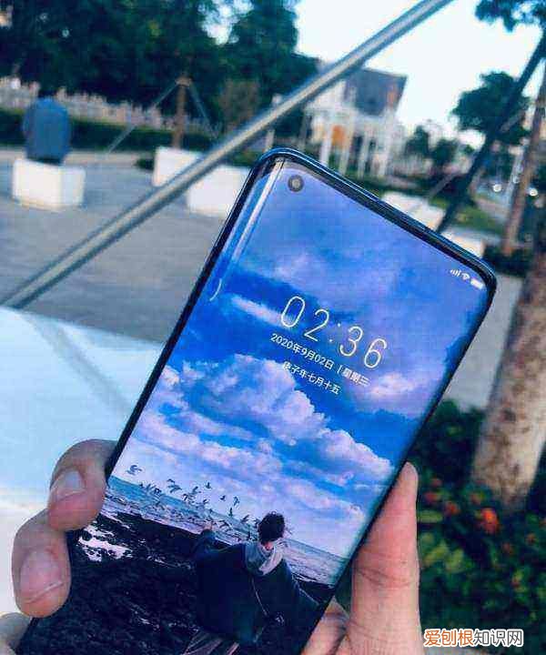 小米0自带膜是钢化膜，小米10青春版贴钢化膜 有白边