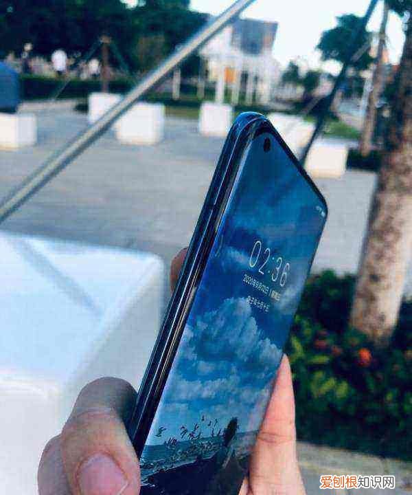 小米0自带膜是钢化膜，小米10青春版贴钢化膜 有白边