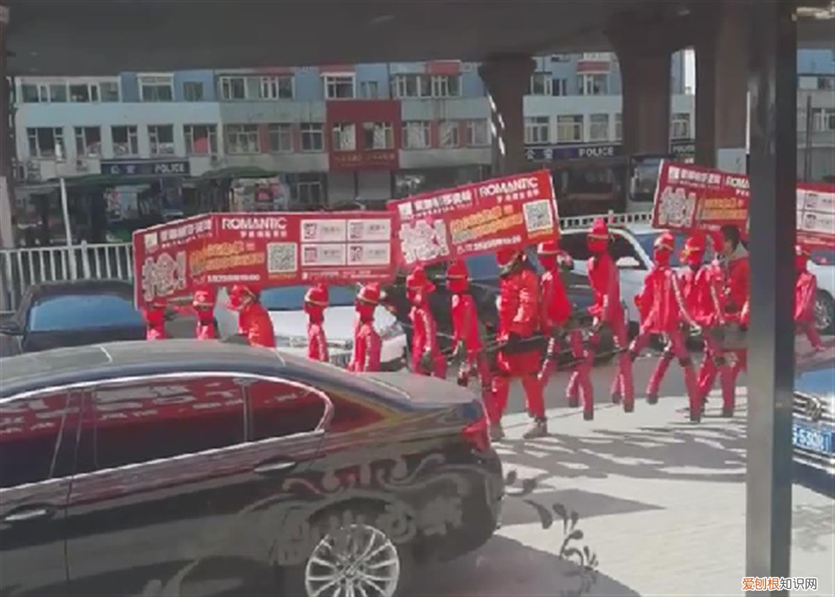 商家“赶尸式”游街宣传吓坏路人