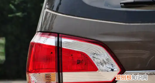 汽车尾灯有个小洞怎么补，汽车后尾灯裂缝了怎么修复