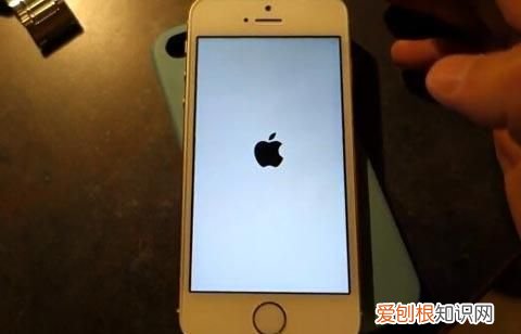 苹果手机开机白屏启动不了,苹果手机开机是白屏的原因是什么