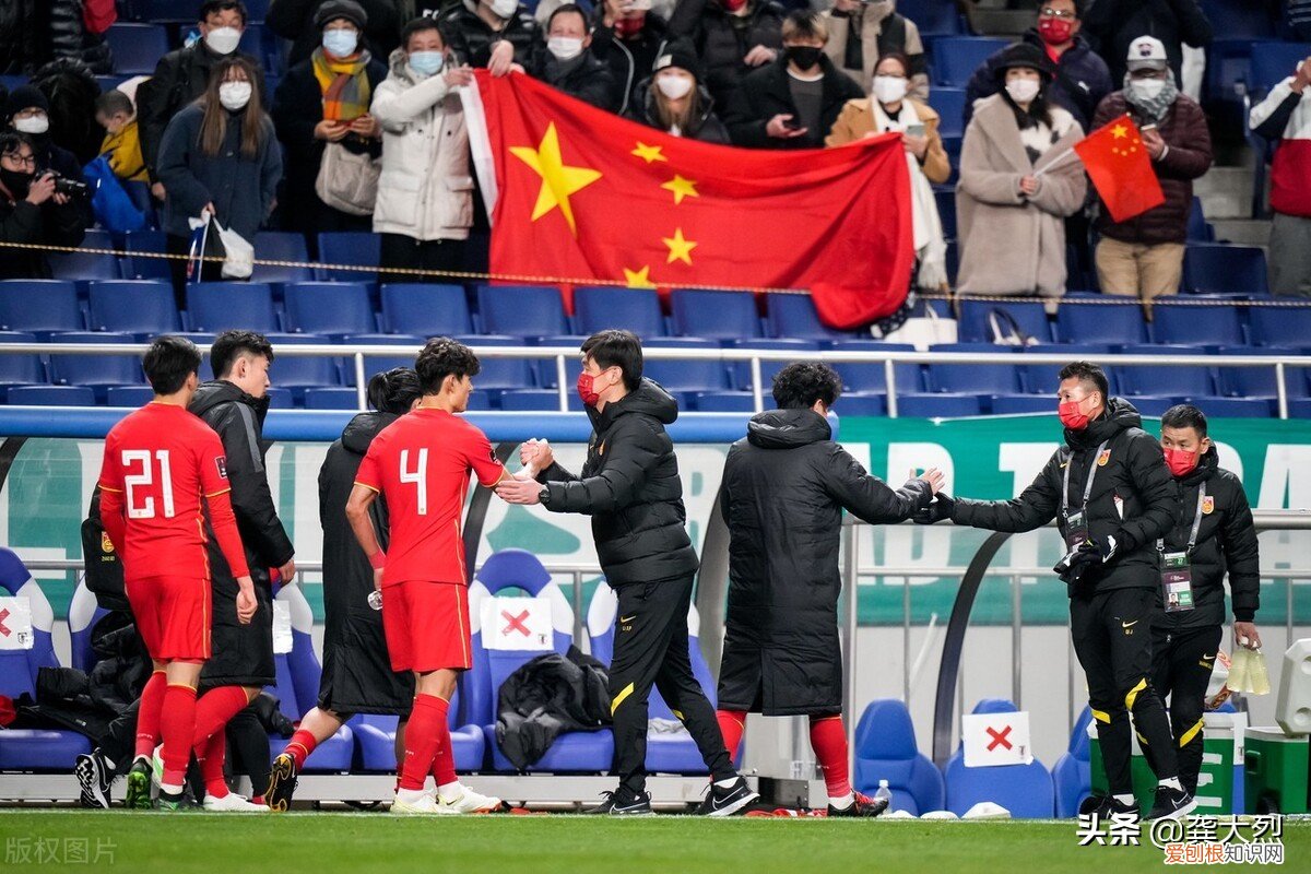 在冬奥村吃机器人包的年夜饺子