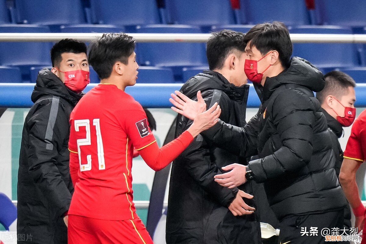 在冬奥村吃机器人包的年夜饺子