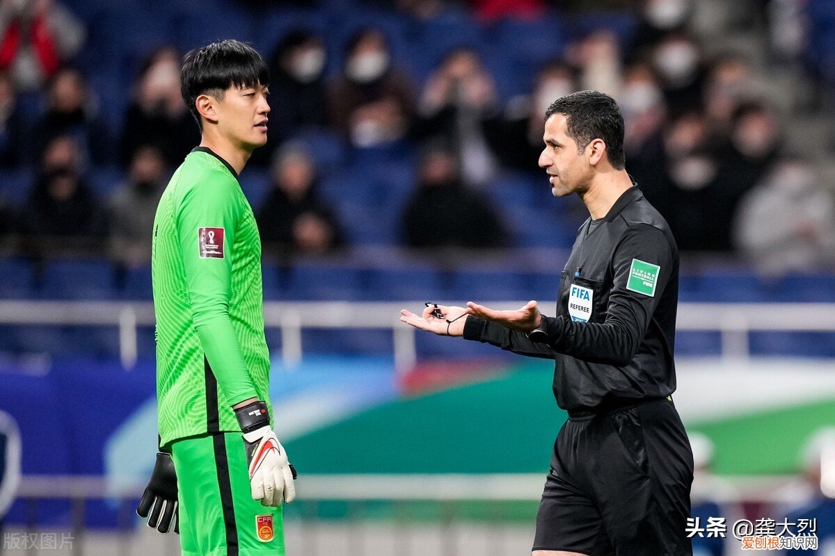 在冬奥村吃机器人包的年夜饺子