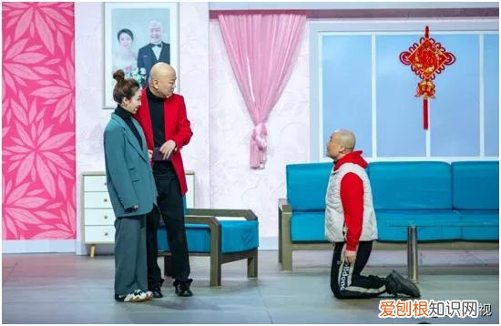 张同学像是被挟持拜年