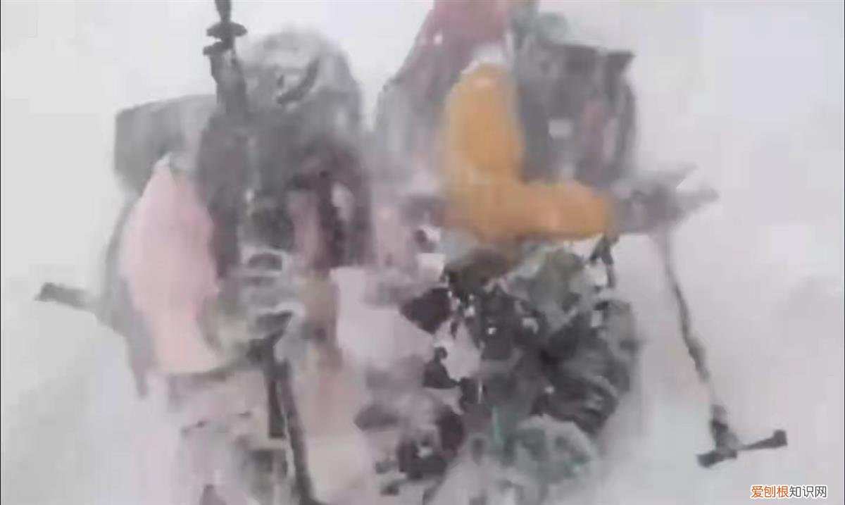 云南一景区发生雪崩 游客边跑边拍